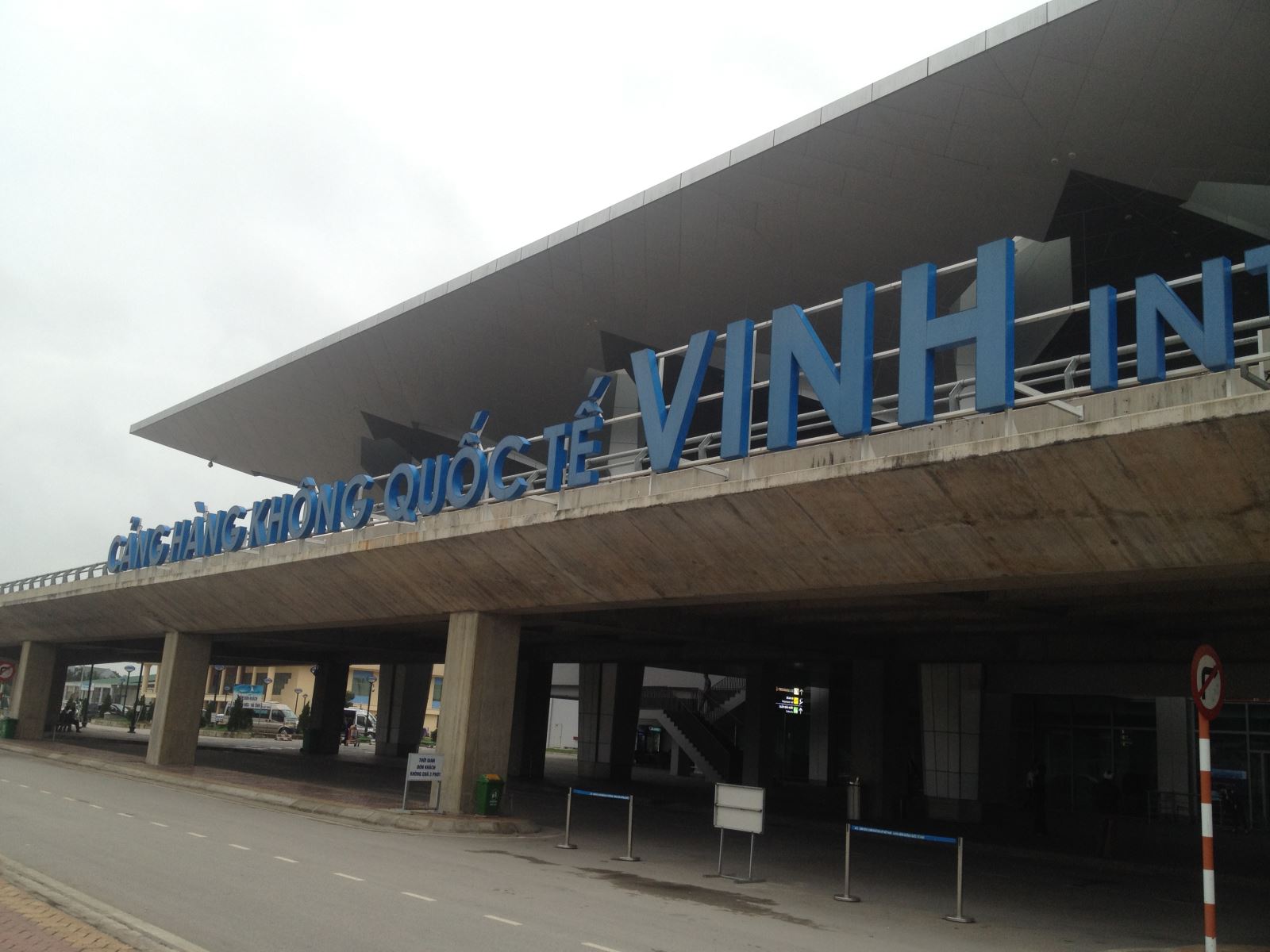 dịch vụ lau biển hiệu