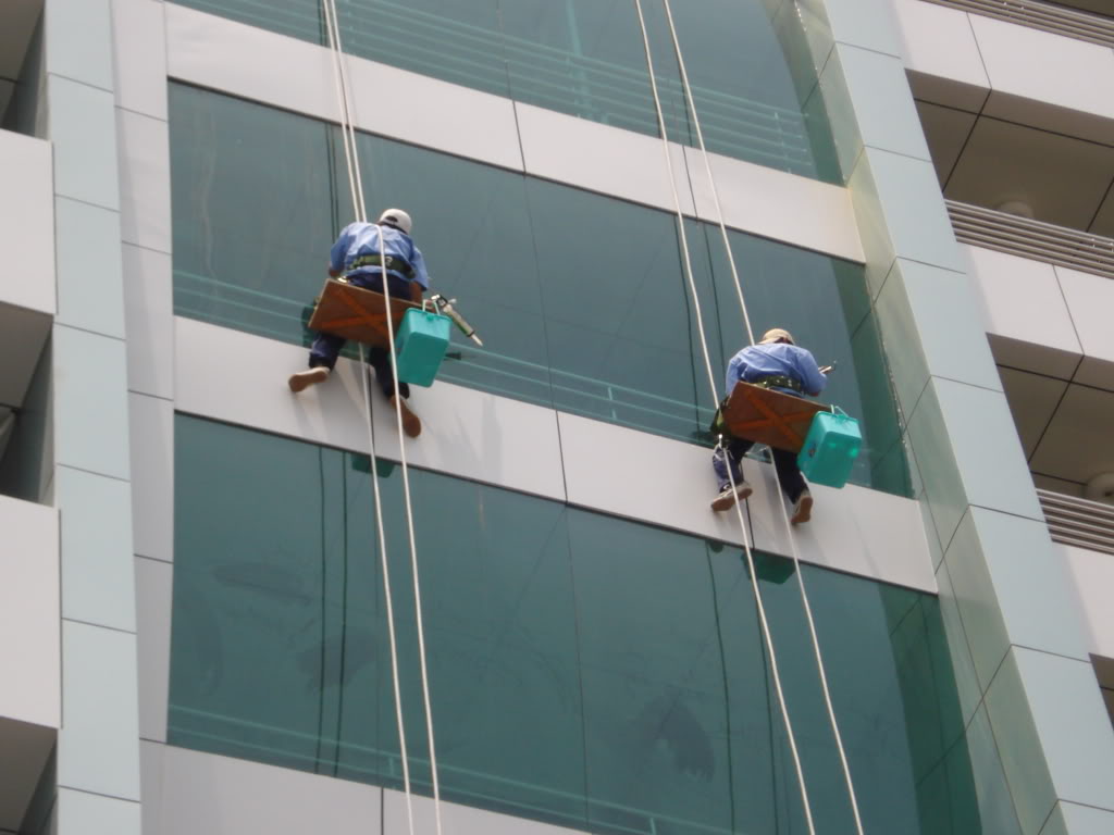 dịch vụ lau kính nhà cao tầng