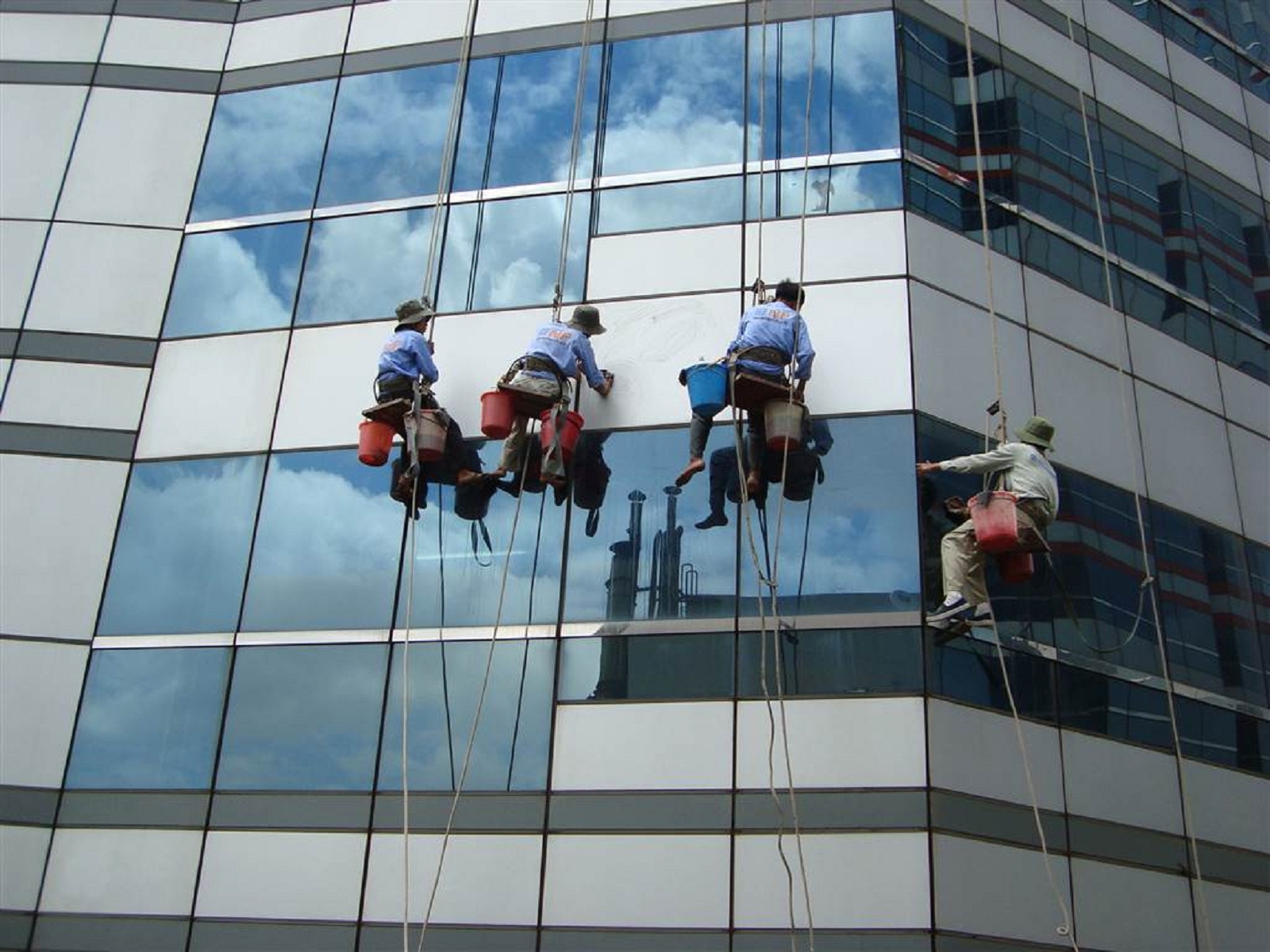 dịch vụ lau kính tại nghệ an
